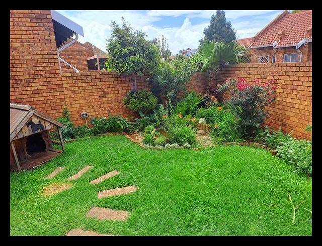 2 BEDROOM TOWNHOUSE FOR SALE IN POMONA